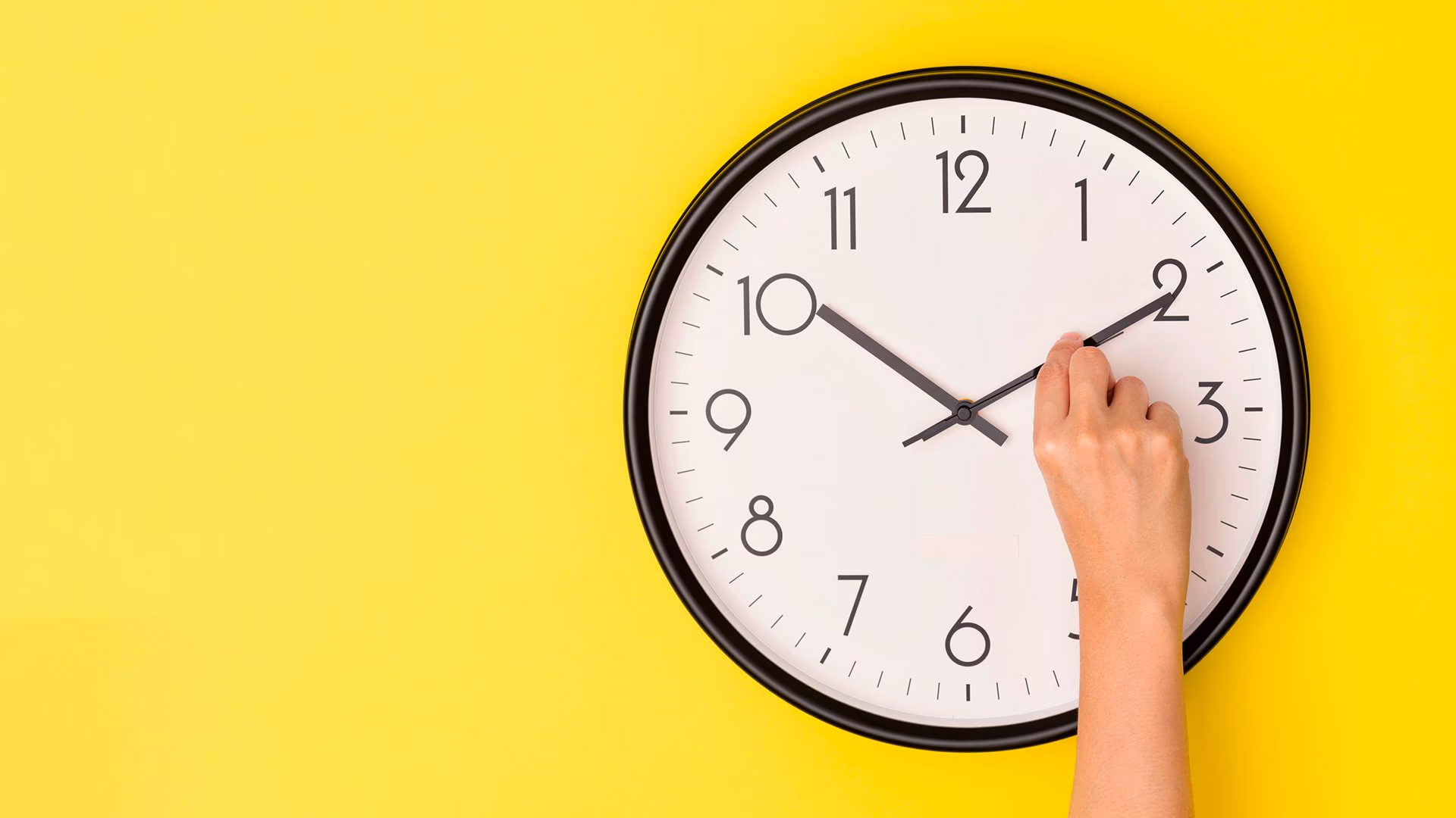 mano che sposta lancetta orologio